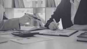 Deux hommes d'affaires travaillant sur des chiffres
